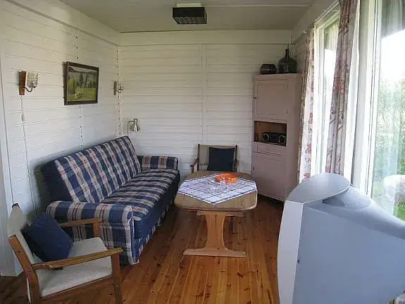 Tv-krok med store vinduer som gir god utsikt til campingplassen på Kolbensrød